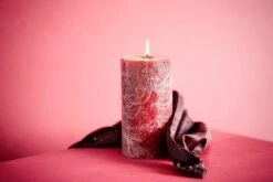 Bolsius Stompkaars Rustiek Shine Bordeaux 60 Uur D 6,8 H 13 Cm 7 Bolsius Stompkaars Rustiek Shine Bordeaux 60 Uur D 6,8 H 13 Cm -Bolsius 8717847142962 02