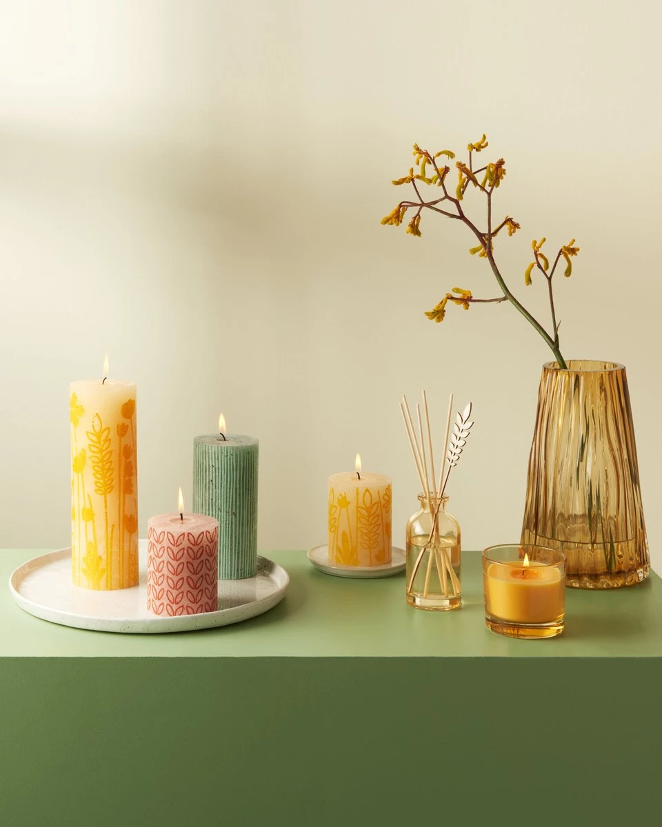 Bolsius - Rustieke Kaars - 4 Stuks - Licht Groen Met Print - 13cm 4 Bolsius - Rustieke Kaars - 4 Stuks - Licht Groen Met Print - 13cm - Afbeelding 2